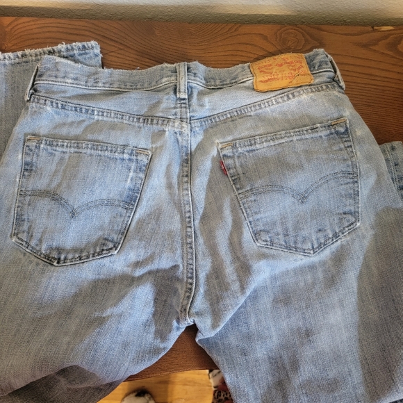 32x32 distressed Levi's Jeans - Picture 5 of 8
